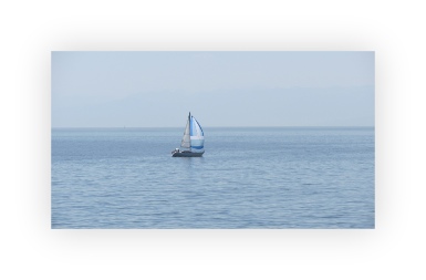 Segelboot mit gesetzten Segeln - ǀ Mehr-Blick - Supervision