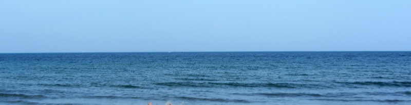 Meer, dunkelblau, leicht gewellt, vom Ufer aus gesehen, in der Mitte des Bildes der Horizont und darüber der hellblaue Himmel aus einem Farbton -Andreas Bertram-Weiss ǀ Mehr-Blick - Supervision- eine Deutung von Mehr-Blick