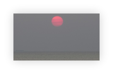 tiefroter Sonnenuntergang über dem grauschwarzem Meer ǀ Mehr-Blick - Supervision 