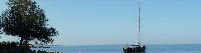 Segelboot vor Anker, links ein Baum und ein Küstenstreifen, blauer heller Himmel, die See ist ruhig- Andreas Bertram-Weiss ǀ Mehr-Blick - Supervision- Auszeit, Abstand, Ankerplatz 