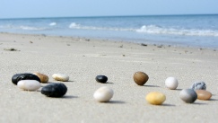 Steinkreis am Strand im Hintergrund das Meer mit Wellen und der blaue Horizont - - Andreas Bertram-Weiss, Supervisor ǀ Mehr-Blick-Supervision - Gruppensupervision